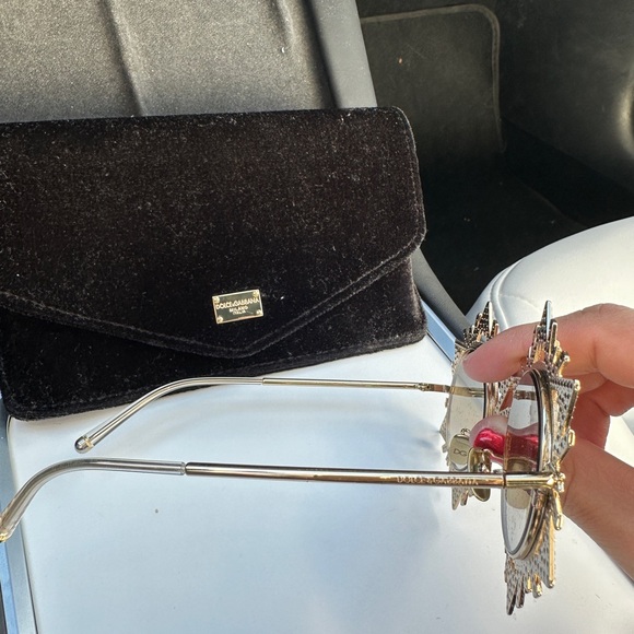 - Authentic DOLCE & GABBANA Star Shaped Sunglasses with Gold Metal and Crystals - Picture 4 of 5
